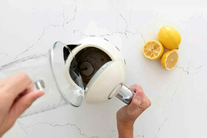 So Reinigen Sie Einen Wasserkocher Mit Zitronen Wasser Loesung